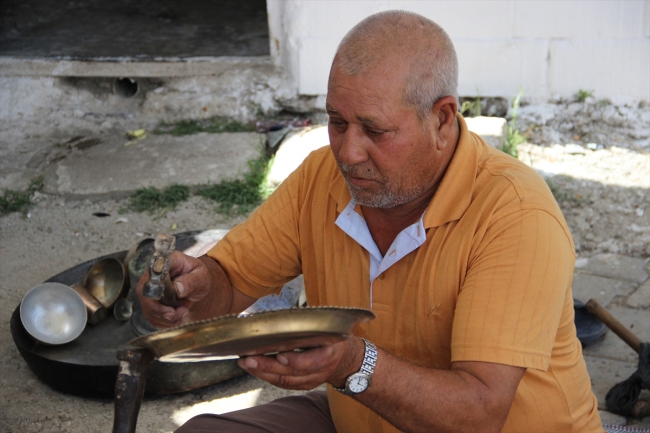 Sokak sokak gezerek 70 yıllık kalaycılık mesleğini sürdürüyor